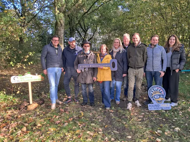 Viele haben das grüne Klassenzimmer möglich gemacht: Philipp Langhoff (Round Table), Michael Bleiziffer und Klaus Henning (beide Old Table), Lehrerin Britta Preuß, Schulleiterin Ina Rieckmann, Emil von Elling, Till Bastian und Hannes Röper (beide Round Table) sowie Claudia Sönksen-Biller (Dr. Loges) | Foto: Anika Werner