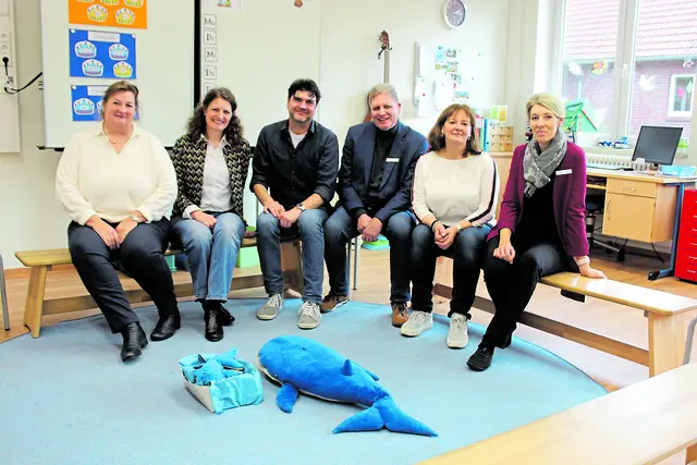 Sie stellten das neue Ganztags-Grundschulkonzept vor (v.li.): Schulleiterin Cordula Wuttke (Riensförde), Fachbereichsleiterin Annette Müller-Borghardt, Stadtjugendpfleger Marc Olszewski, Stadtrat Carsten Brokelmann, Schulleiterin Angela Merbeth (Pestalozzi) und Abteilungsleiterin Schule, Sport und Stadtbibliothek Gaby Schlichting | Foto: sb