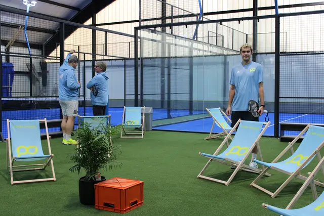 Pause mit Palme: Vom Platz in der Mitte hat man entspannt eine super Sicht auf die Spiele: Linus Hilthey (v. li.), Ingmar Obermüller und Dado Dietel | Foto: pöp