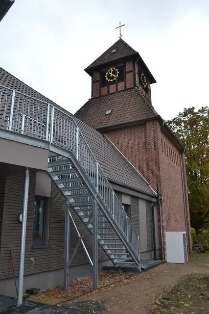 Der Anbau aus Sicht des Innenhofs: Er fügt sich optisch in das Ensemble von Kirche und dem benachbartem Kindergarten ein | Foto: bim