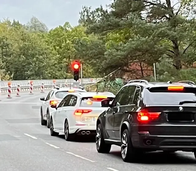 Mehrere Pkw warten an der Baustellenampel an der Horster Landstraße | Foto: sra