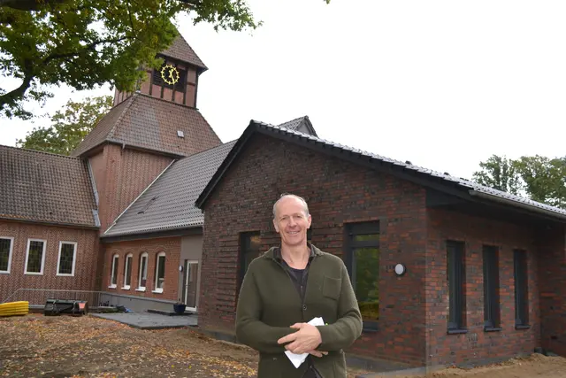 Kirchenvorstandsvorsitzender und Baubeauftragter Dr. Thomas Meyer vor dem neuen Anbau | Foto: bim