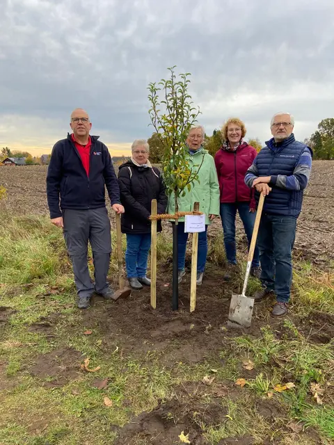 Der Vorstand des DRK-Ortsvereins bei der Baumpflanzung (v. li.): Göran Wesche, Angelika Främbs, Gerda Ewigleben, Britta Rieckmann und Roger Greve | Foto: DRK-Ortsverein Salzhausen-Putensen