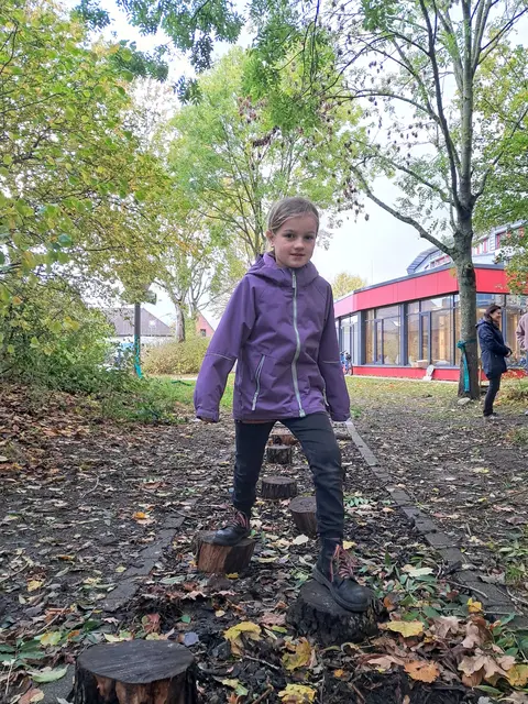Frida (3. Klasse) hatte schon eine Unterrichtsstunde im grünen Klassenzimmer | Foto: Anika Werner