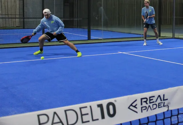 Emil Obermüller und Dado Dietel: Der in Jesteburg verlegte blaue Kunstrasen ist aktuell der Beste, der auf dem Markt ist | Foto: pöp