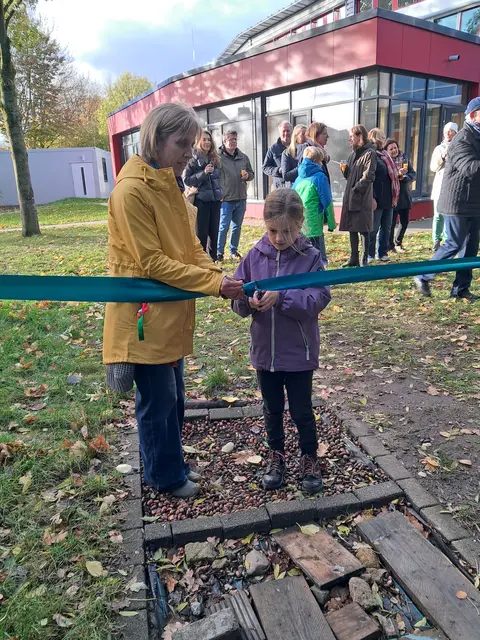 Ideengeberin Britta Preuß und Schülerin Frida Dederichs durften das Band zur Eröffnung durchschneiden | Foto: Anika Werner