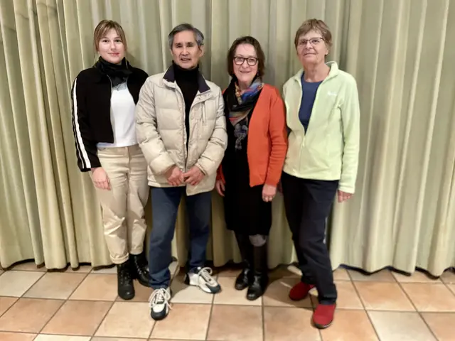 Begrüßung des Referenten (v. li.): Miriam Potyka, Klimaschutzbeauftragte der Samtgemeinde Hanstedt, Dr. José Lozán, Lore Ruckdeschel (Kulturbäckerei Hanstedt) und Heinke Schlünzen (Initiative "Klimawandel-Hanstedt-aktiv") | Foto: Samtgemeinde Hanstedt