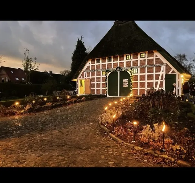 Der stimmungsvoll beleuchtete Beekhoff | Foto: Kranzbinder