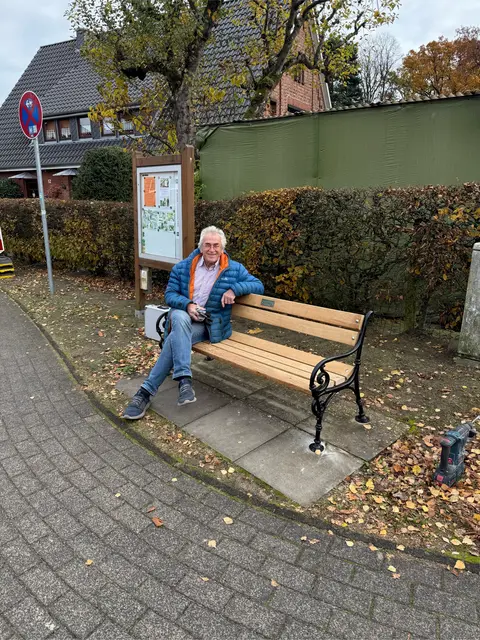 Henning Drewes präsentiert stolz die restaurierte Bank in Hittfeld | Foto: Heimatverein Hittfeld