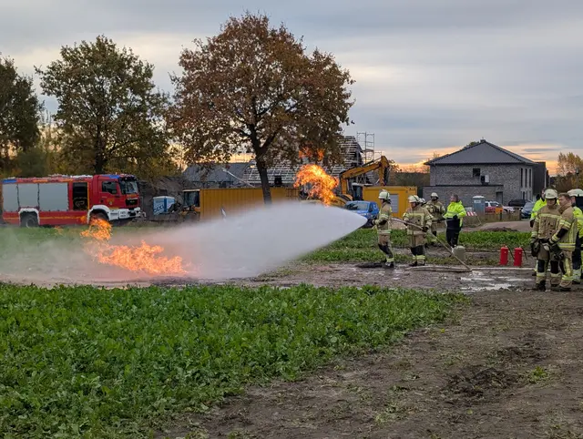 Feuerwehrleute trainieren in Wistedt die Bekämpfung eines Erdgasbrandes unter realistischen Bedingungen | Foto: Nils Renken 