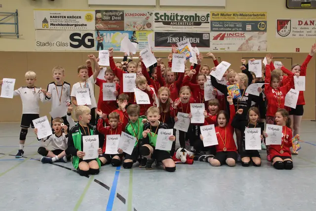 Neun Mannschaften freuten sich über Medaillen und Urkunden beim U10-Turnier. | Foto: MTV Wangersen