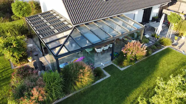 Nelson Park Terrassendächer punktet mit individuellen Überdachungen: hier eine Eckterrasse mit Solar | Foto: Nelson Park