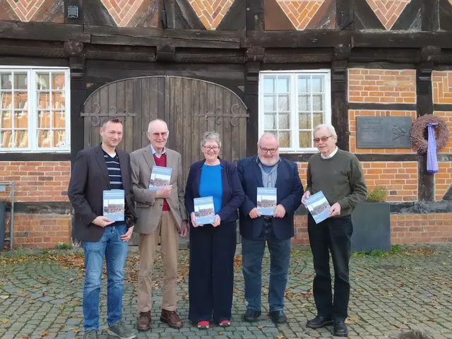 Redaktionsteam mit druckfrischen Exemplaren vor dem Marstall  | Foto: Museum im Marstall