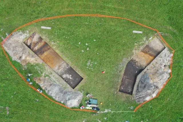 Burg zu Horst: Übersichtsfoto der beiden im Bereich der Befestigung angelegten Schnitte. Links im Bild, im Norden, liegt Schnitt II, rechts im Bild, im Süden, liegt Schnitt 1, | Foto: AMH, Ole Uecker