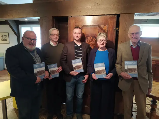 Redaktionsteam mit druckfrischen Exemplaren im Marstall | Foto: Museum im Marstall