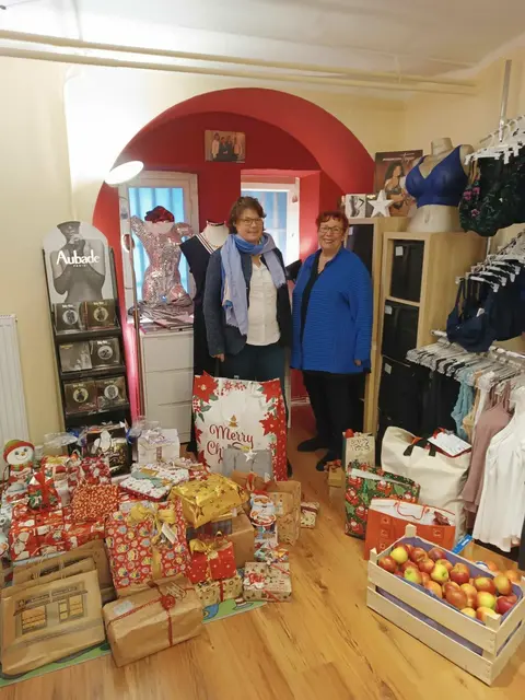 Iris Winkelmann (li.) von der Systemischen Jugendhilfe freut sich jedes Jahr aufs Neue, die Geschenke für die Kinder von Beatrice Kietzmann entgegenzunehmen | Foto: Sie – Dessous und mehr