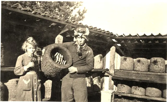Die Förderung der Bienenhaltung: Robert Knüdel mit Tochter (?) vor einem seiner Bienenstände | Foto: GMV Buchholz