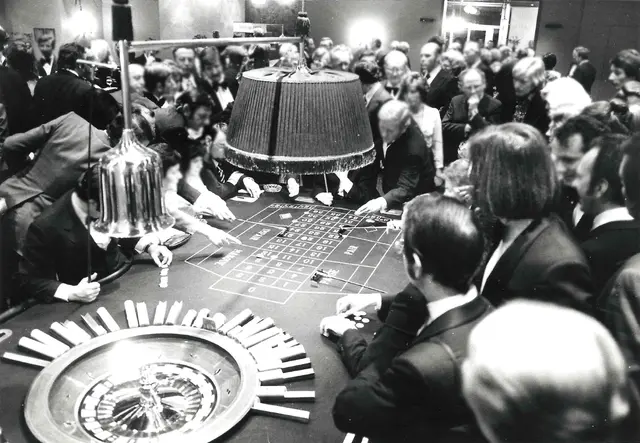 Hittfelds Glanz und Gloria: Volles Haus bei Eröffnung der Spielbank Hittfeld, 1975. Glamour, Glanz und Gloria hielten Einzug in den beschaulichen Ort.  | Foto: Spielbank Seevetal