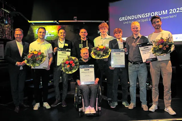 Kai Seefried (v.li.) mit den Preisträgern Constantin Schnabl und Merlin Betzler von "Modern Safety Engineering UG, Bajo Tomfohrde und Rouven Albrecht (sitzend) von der moooov GmbH, Bent Kolck, Elias Weber und Mattis Köhlmann von "Nachtretter24" sowie Chris Duwe von "Ahoi Sauna" | Foto: sb