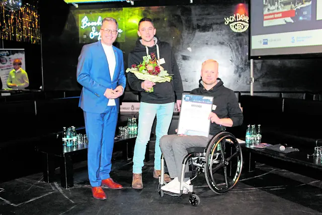 Kai Seefried (v.re.) mit den Siegern der Kategorie "Geschäftsmodell": Bajo Tomfohrde und Rouven Albrecht | Foto: sb