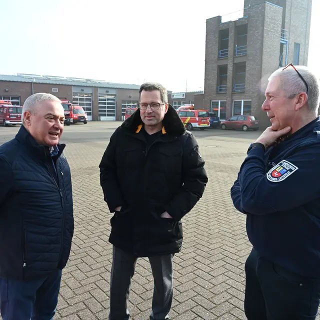 Besprechung bei einem der früheren Hilfseinsätze des Landkreises Stade (v.li.): Grischa Kaflowsky mit Landrat Kai Seefried und Hilfskonvoi-Einsatzleiter Wilfried Sprekels | Foto: Daniel Beneke