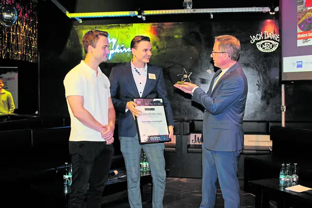 Kai Seefried (v.re.) übergibt Urkunde und Preis an Merlin Betzler und Constantin Schnabl | Foto: sb