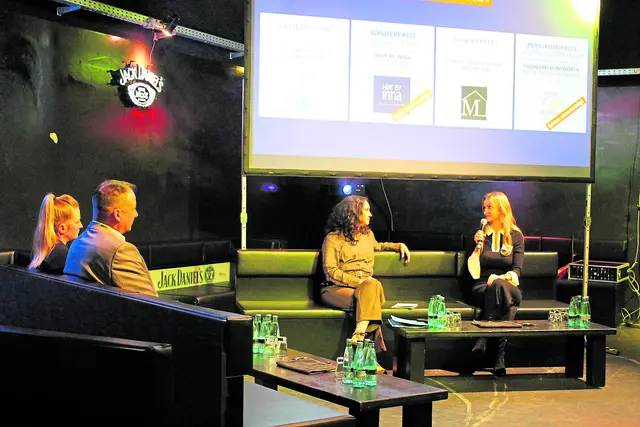 Anping Richter (2.v.re.) mit den Vorjahresgewinnern Marta Anna Schmidt (re.) sowie Stefanie und Kai Eberhardt | Foto: sb