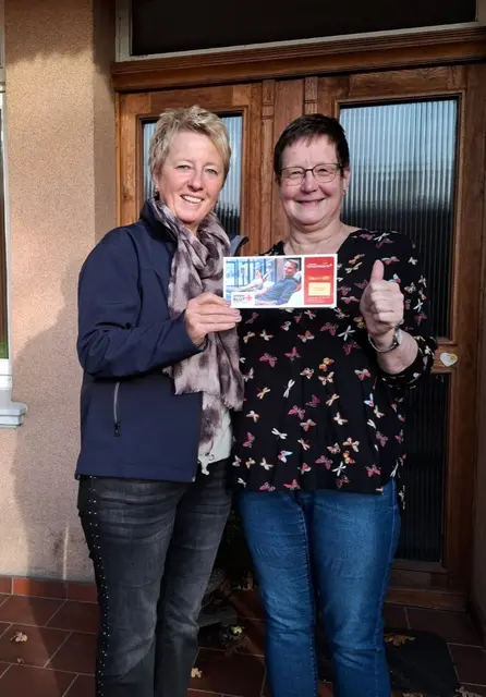 Sabine Peters (1. Vorsitzende des DRK-Ortsvereins Pattensen-Bahlburg) überreicht das Jahreslos der Deutschen Fernsehlotterie an die Gewinnerin Christel Meyer. | Foto: DRK-OV Pattensen-Bahlburg