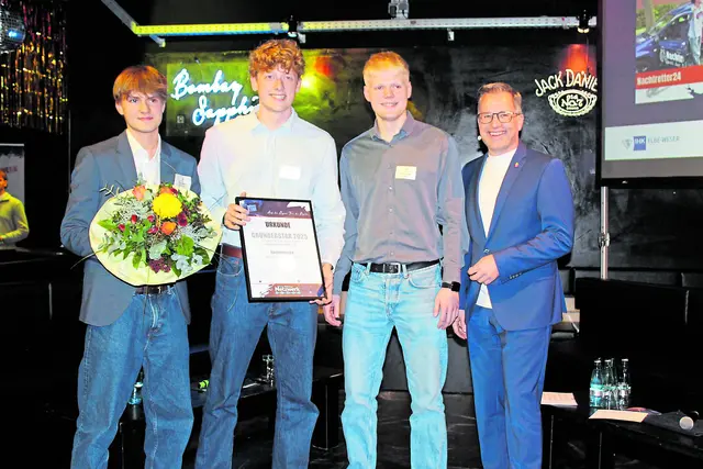 Kai Seefried (v.re.) grauliert den Gewinnern der Sonderkategorie "Junges Unternehmen": Mattis Köhlmann, Bent Kolck und Elias Weber | Foto: sb