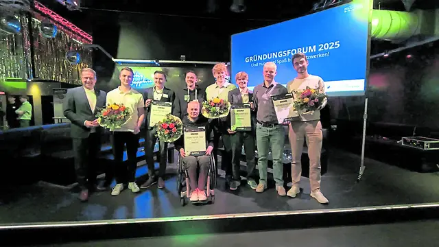 Kai Seefried (v.li.) mit den Preisträgern Constantin Schnabl und Merlin Betzler von "Modern Safety Engineering UG, Bajo Tomfohrde und Rouven Albrecht (sitzend) von der moooov GmbH, Bent Kolck, Elias Weber und Mattis Köhlmann von "Nachtretter24" sowie Chris Duwe von "Ahoi Sauna" | Foto: sb