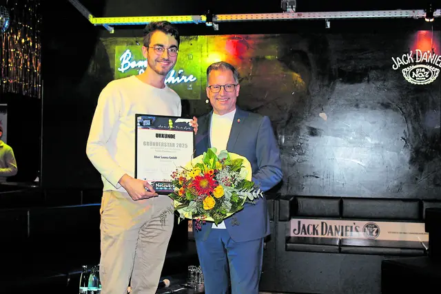 Kai Seefried (re.) gratuliert Chris Duwe zum Sonderpreis in der Kategorie "Freizeit und Tourismus" | Foto: sb