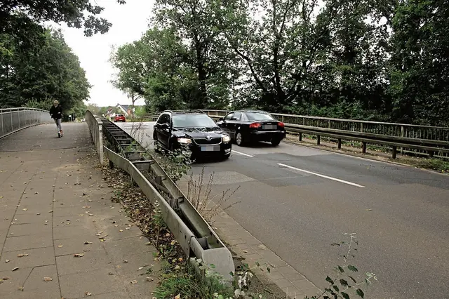 Noch läuft der Verkehr über die marode Bahnbrücke im Verlauf der Bendestorfer Straße. Aber niemand weiß, wie lange noch | Foto: pm