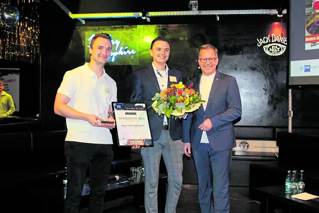 Kai Seefried (v.re.) mit den Siegern Merlin Betzler und Constantin Schnabl | Foto: sb