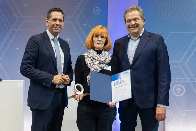 Christine Wehl von der Realschule am Kattenberge nahm den Preis von Ministerpräsident Olaf Lies (li., SPD) und Klaus Kirchheim entgegen | Foto: Marcus Prell