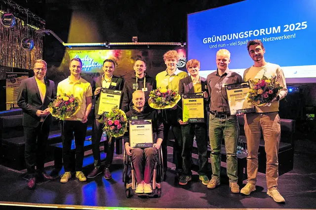 Kai Seefried (v.li.) mit den Preisträgern Constantin Schnabl und Merlin Betzler von "Modern Safety Engineering UG, Bajo Tomfohrde und Rouven Albrecht (sitzend) von der moooov GmbH, Bent Kolck, Elias Weber und Mattis Köhlmann von "Nachtretter24" sowie Chris Duwe von "Ahoi Sauna" | Foto: Stader Gründungsnetzwerk / Katharina Bodmann