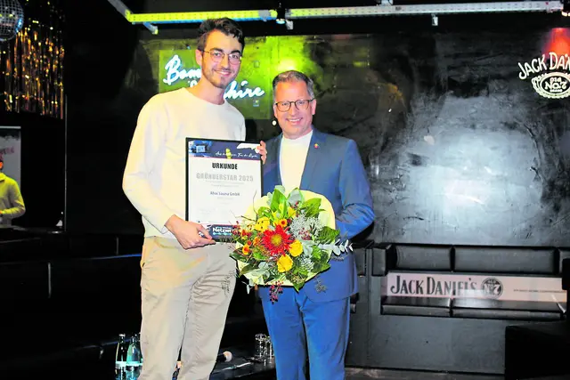 Kai Seefried (re.) gratuliert Chris Duwe zum Sonderpreis in der Kategorie "Freizeit und Tourismus" | Foto: sb