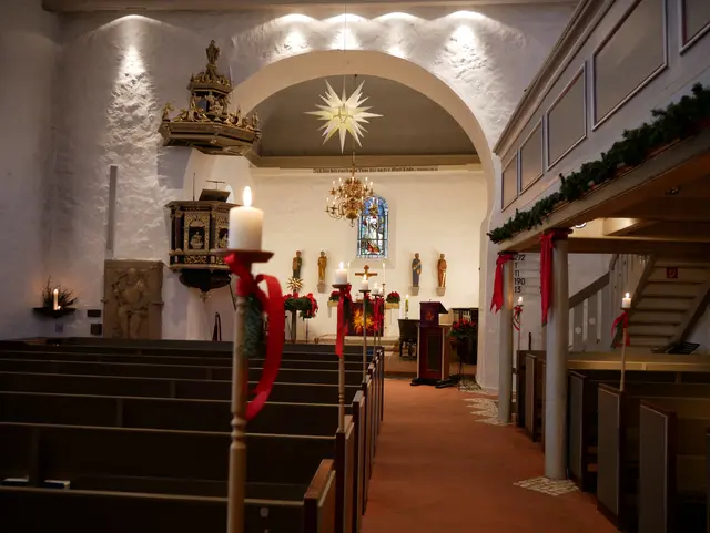 Die weihnachtlich geschmückte Mauritiuskirche in Hittfeld | Foto: Thomas Rims