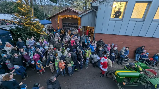 Immer ein Höhepunkt: der Besuch des Weihnachtsmannes | Foto: FF Lüllau/Fink