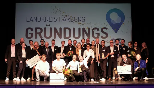 Die diesjährigen Gewinner des Gründungspreises 2025 im Landkreis Harburg sowie Mitgliedern der Jury und Mitwirkenden der Preisverleihung. | Foto: WLH Wirtschaftsförderung