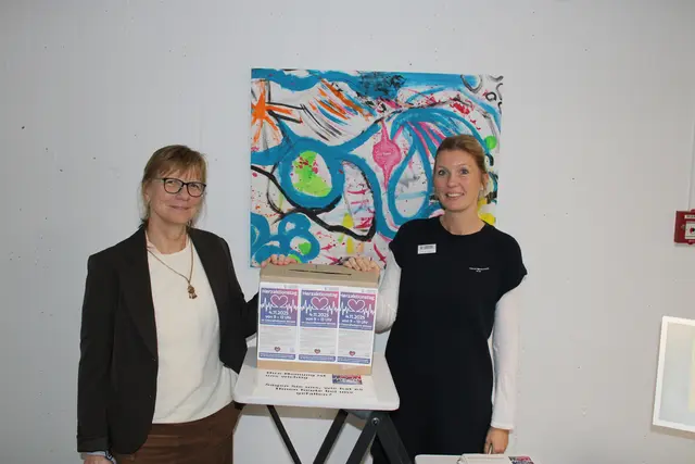 Gesundheitsamts-Leiterin Astrid Schwemin (li.) und Präventionsbeauftragte Juliane Thoms mit einer Box, in der das Feedback der Herzaktionstag-Besucher gesammelt wurde | Foto: ce
