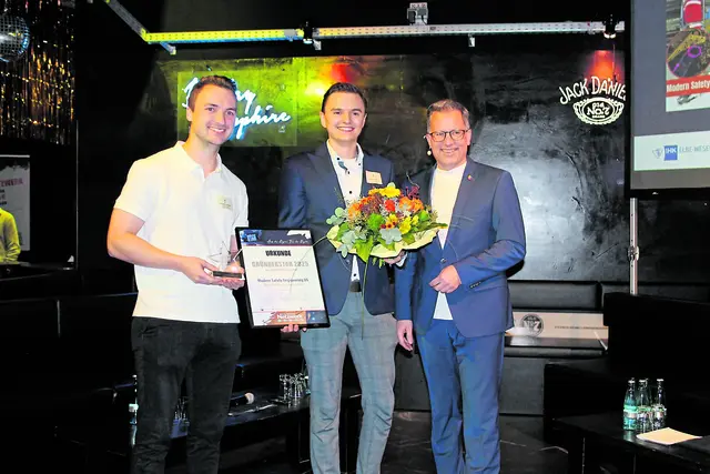 Kai Seefried (v.re.) mit den Siegern Merlin Betzler und Constantin Schnabl | Foto: sb