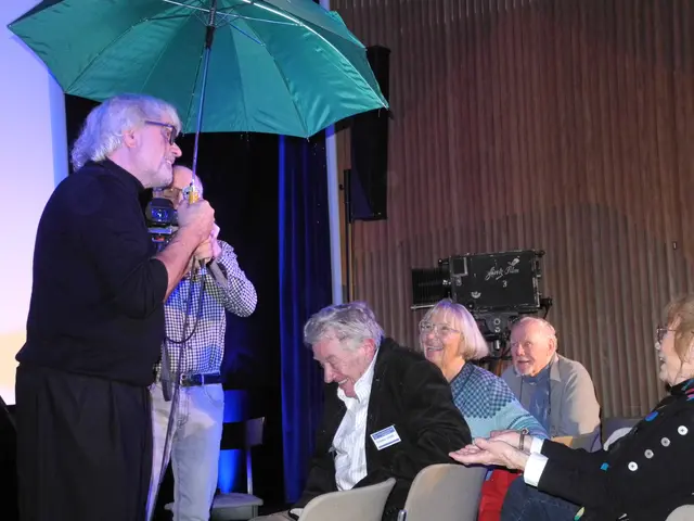 Stefan Gwildis (li.) ließ es im Filmmuseum Bendestorf regnen, Tommy Smidt (3. v. li.) freute sich über die gute Stimmung | Foto: Christina Michow