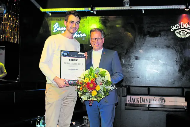 Kai Seefried (re.) gratuliert Chris Duwe zum Sonderpreis in der Kategorie "Freizeit und Tourismus" | Foto: sb
