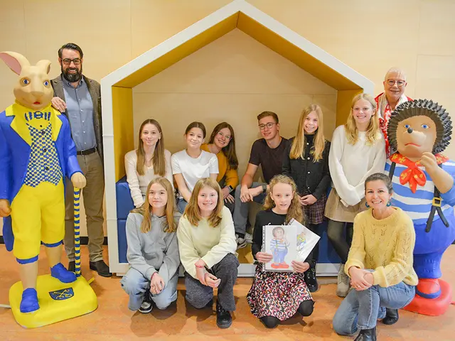 Die teilnehmenden Schülerinnen und Schüler zusammen mit stellvertretender Bürgermeisterin Petra Möhle (hinten rechts), Schulleiter Sven Heineken (ganz links) und Lehrerin Natalie Beerling (vorne rechts) | Foto: Hansestadt Buxtehude