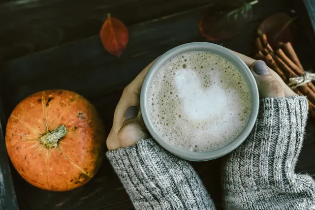 Leckere Variante, passend zum Herbst – der Kürbis Cappuccino | Foto: Freepik