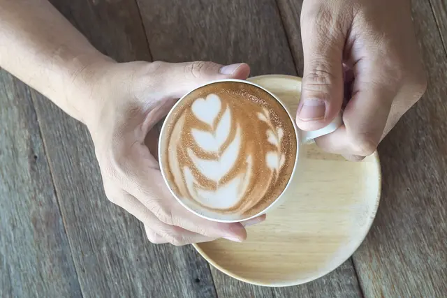 Latte Art – Kunst zum Trinken und gar nicht so schwer selbst herzustellen | Foto: Freepik