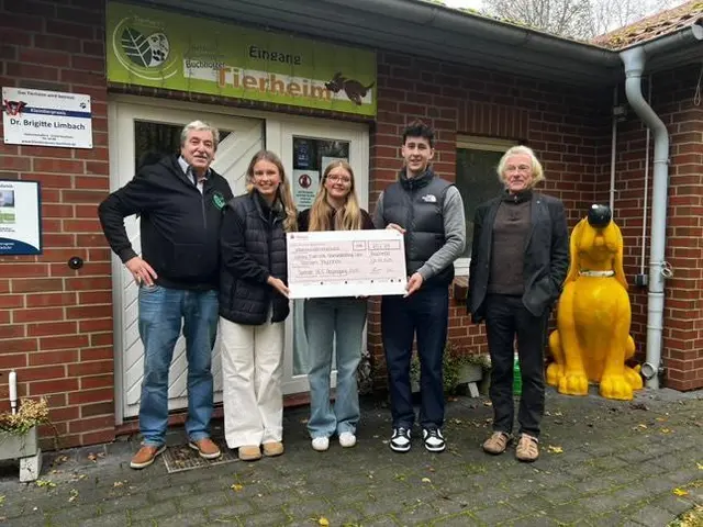 Auf dem Foto von links nach rechts: 1. Vorsitzender Rolf Schekerka, die ehemaligen Abiturienten Carla Jost, Elisa Sonnenschein, Leo Jezierskiund Schatzmeister Claudius Pyka
 | Foto: Text &amp; Foto: Jasper Karin