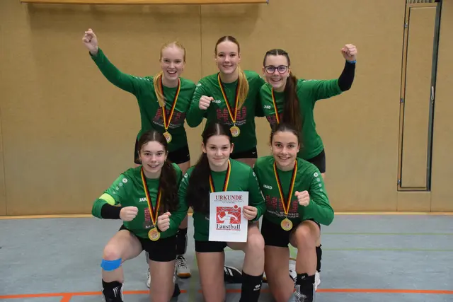 Freuen sich über den Titelgewinn: Lina Schomaker, Lucy Güldenhaupt, Mara-Sophie- Bartsch (st.v.l) sowie Sophie Seba, Leni Sondern, Valea Meyn. | Foto: Foto: Verein