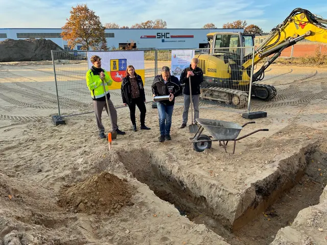 Grundsteinlegung für die neue Rettungswache: Die Zeitkapsel wird in das Fundment gelegt | Foto: Landkreis Stade/Daniel Beneke