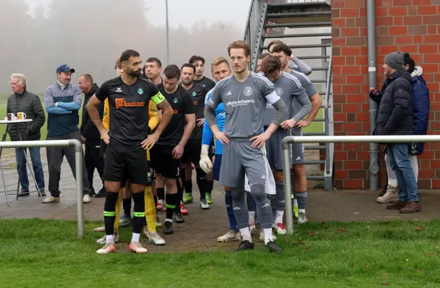 Einzug der beiden Teams: TV Meckelfeld (li.) und FC Jesteburg-Bendestorf (re.) | Foto: cc